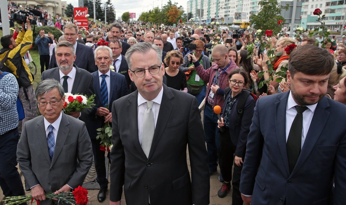 ES, Europos šalių atstovybių Baltarusijoje vadovai Minske pagerbė protestuotojo atminimą