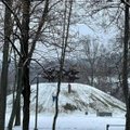 Tuskulėnų kolumbariumas virto vaikų čiuožinėjimo kalneliu: aiškinimams nepadedant, planuoja kitas priemones