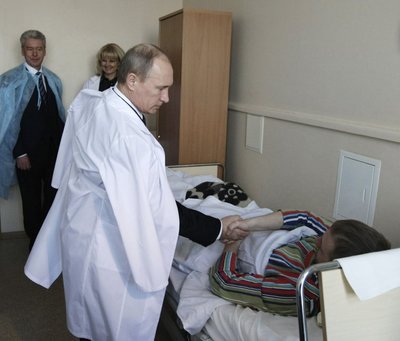 Vladimiras Putinas lanko Domodedovo oro uosto sprogdinimo aukas