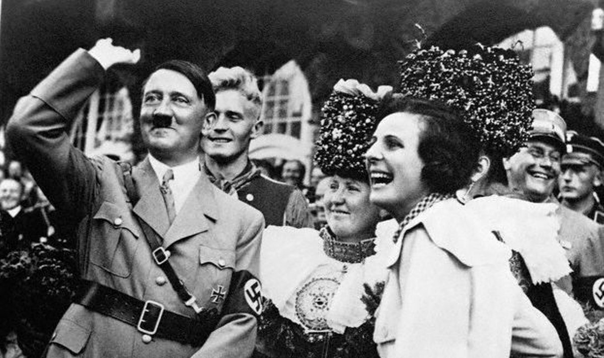 Hitleris su damomis
