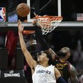 NBA naktis: pirmasis atsinaujinusių „Cavaliers“ pralaimėjimas ir neprilygstamas Curry pasirodymas