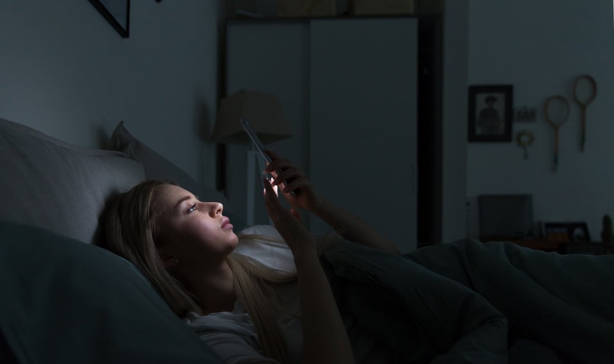 Išmanaus telefono naudojimas prieš miegą