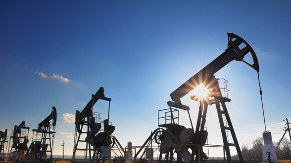Tolesnės naftos prognozės po netikėto OPEC sprendimo: laukia 100 dolerių už barelį?