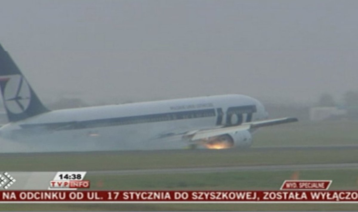 Avarinis „Boeing 767“ nusileidimas Varšuvoje (tvp.info nuotr.)