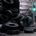 Dėl pernelyg griežtų aplinkosaugos taisyklių protestuojantys ūkininkai Briuselyje uždegė padangas