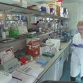 Jungtinės Karalystės mokslininkų komanda bando galimą vakciną nuo koronaviruso
