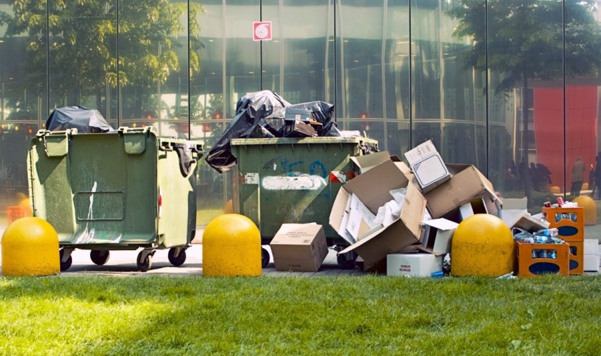 Pakuočių atliekos neretai užkemša konteinerius. Ar reikėtų jas apmokestinti papildomai?