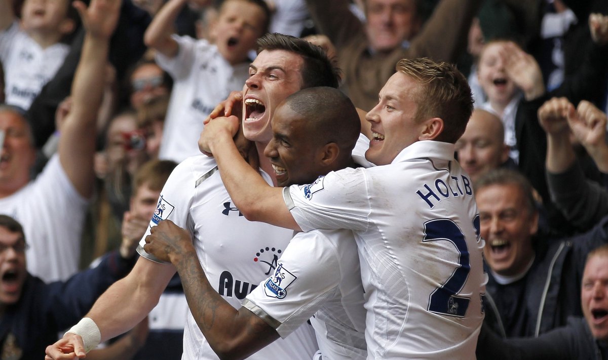 Garethas Bale'as triumfuoja kartu su savo komandos draugais