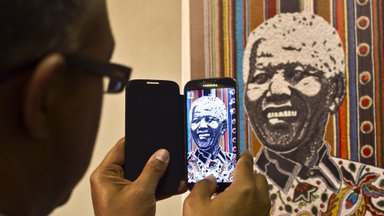 Мандела отмечает свое 95-летие в больнице
