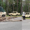Vilniaus r. autobusas rėžėsi į itin retos markės automobilį: sudaužytas sovietų laikus menantis „Moskvič“