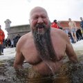 Du milijonai rusų šoko į ledinį vandenį švęsdami Kristaus Apsireiškimo šventę