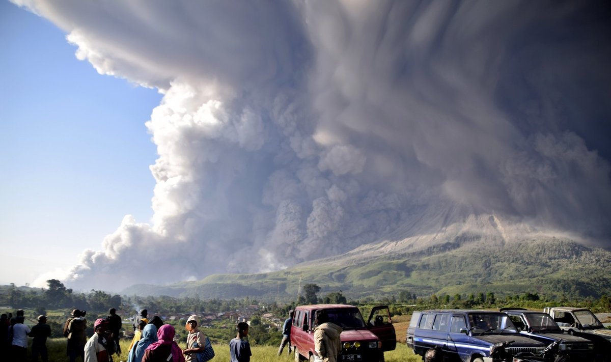 Indonezijoje ugnikalnis išspjovė didžiulį pelenų debesį