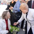 Pakalnutės D. Grybauskaitės rankose atvėrė kelią diskusijoms dėl gėlės retumo