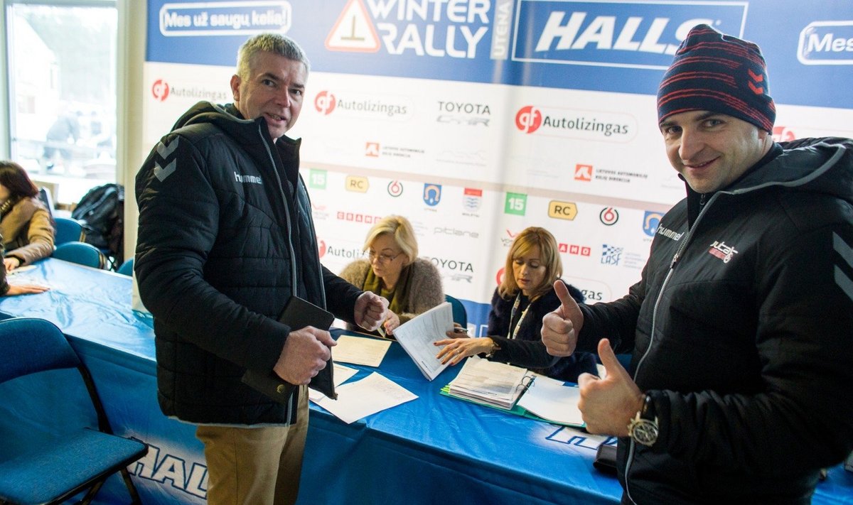 Vytautas Švedas (dešinėje) ir Žilvinas Sakalauskas „Halls Winter Rally” administracinei komisijai pateikė visus reikiamus dokumentus