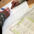 Balsavimo namuose problemos - nepririšti šunys ir dokumentų nerandantys senukai