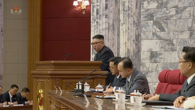 Šiaurės Korėjos TV: gyventojai pratrūko ašaromis pamatę drastiškus Kim Jong Uno pokyčius