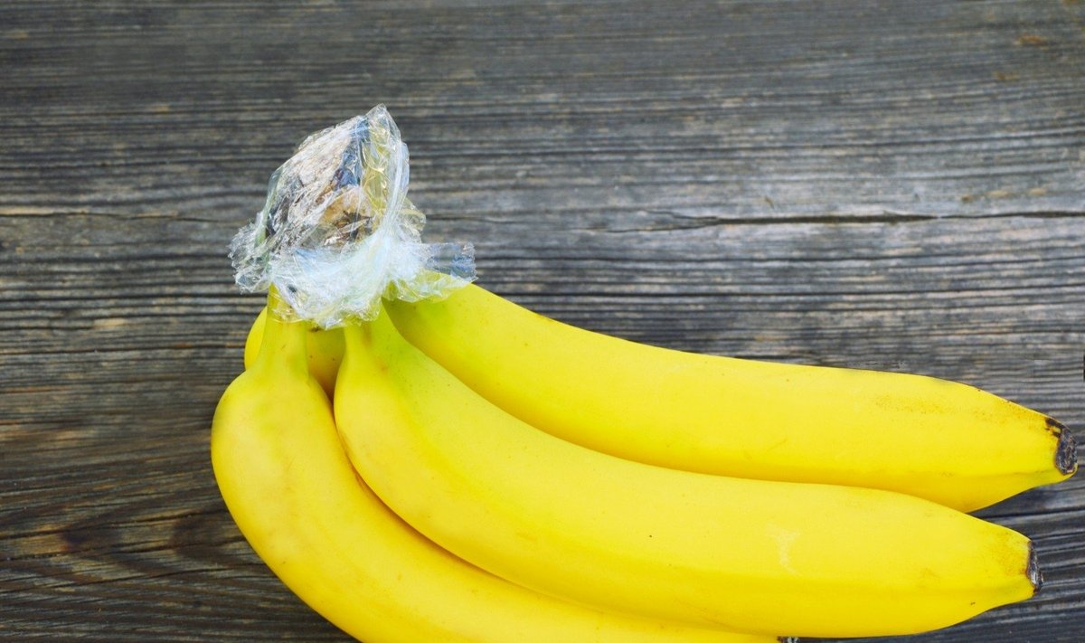Jei norite, kad bananai kuo ilgiau išliktų švieži, apvyniokite jų kotelius.