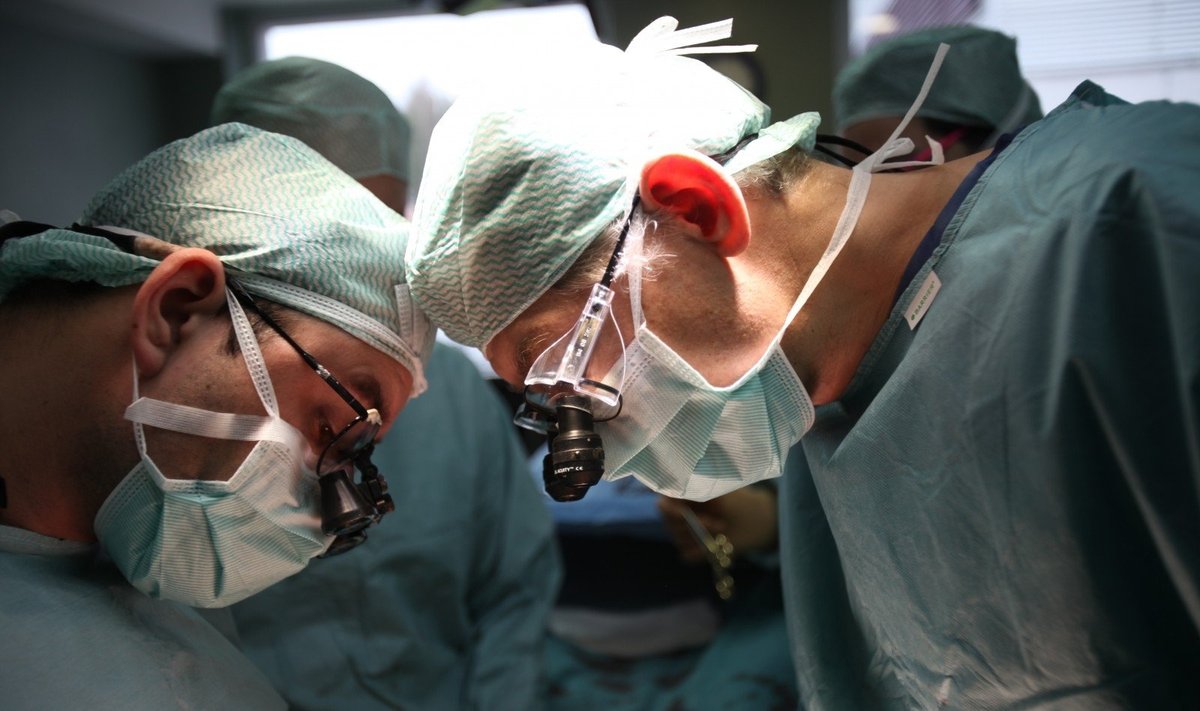 Santariškių klinikose atliekama širdies operacija