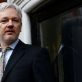 Основатель Wikileaks Джулиан Ассанж покидает убежище в Лондоне