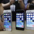 „Apple“ akcijos pigo, bendrovei pristačius naujus išmaniųjų telefonų modelius