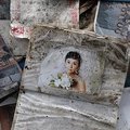 Japonijoje po cunamio gelbėtojai renka nuotraukas ir kitus žmonėms brangius daiktus