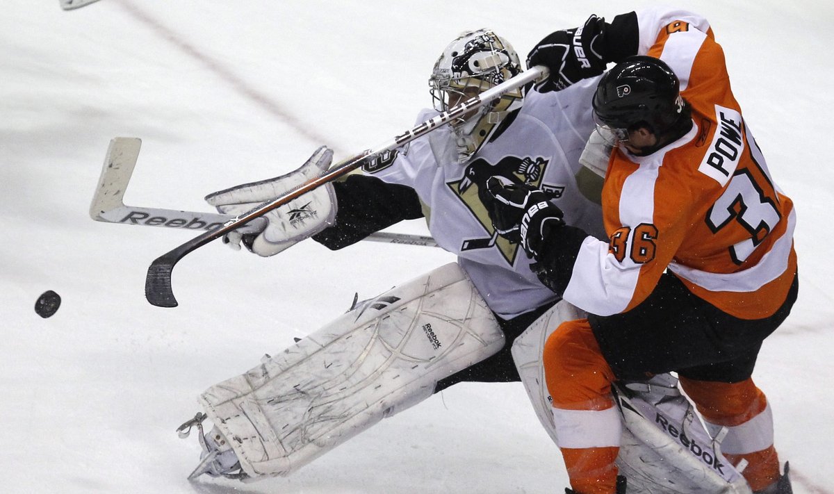Vartininkas Marcas-Andre Fleury ("Penguins") kovoja su Darrollu Powe ("Flyers") 