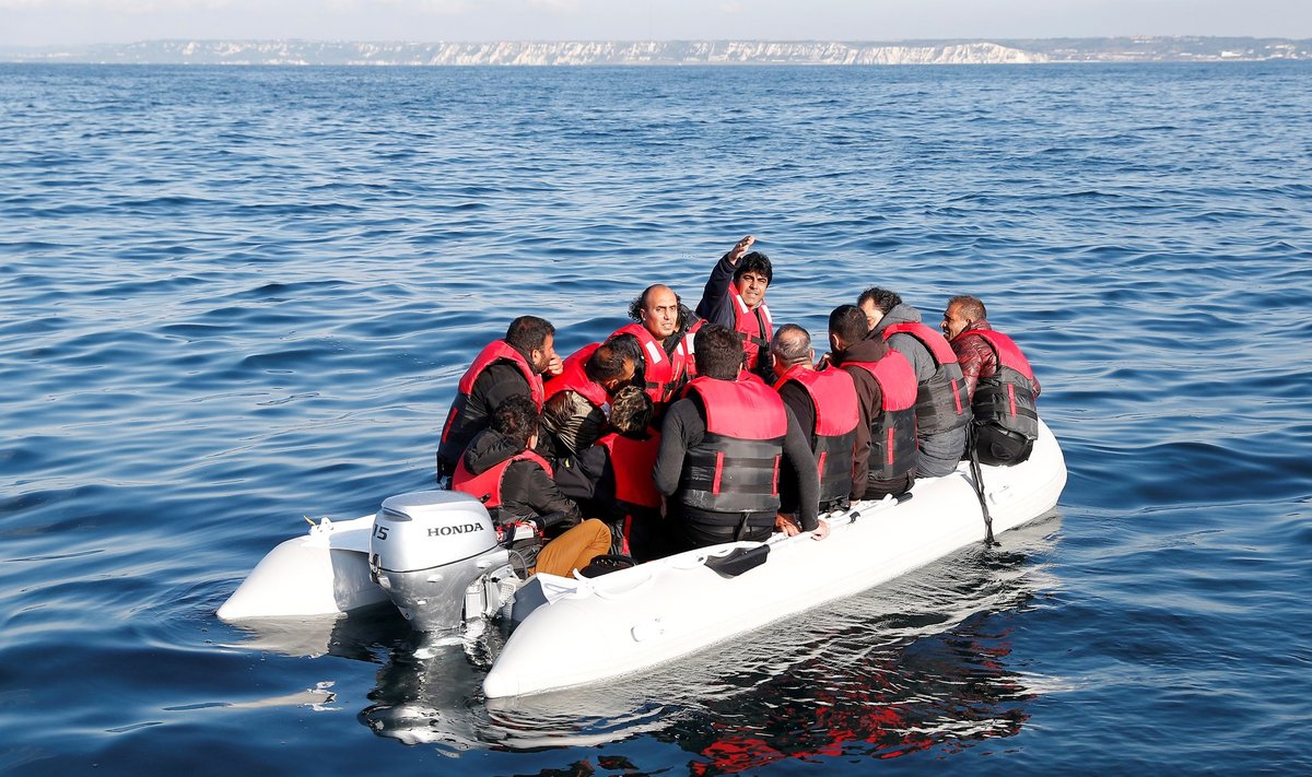 Migrantai perplaukia Lamanšo sąsiaurį