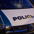 Sulaikyti Plungėje policijos automobilį apgadinę jaunuoliai: išdaužė priekinio lango stiklą ir sudaužė žibintus