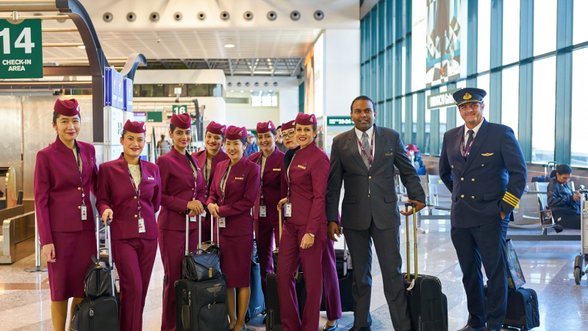 Norintiems gyventi Jungtiniuose Arabų Emyratuose – Kataro oro linijų pasiūlymas tapti skrydžių palydovais ir uždirbti iki 2500