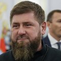 Po pranešimų apie prastą sveikatą Kadyrovas pasirodė naujuose vaizdo įrašuose