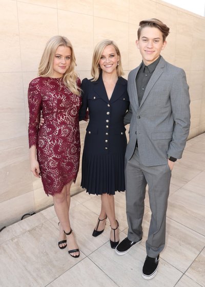 Reese Witherspoon su sūnumi ir dukra