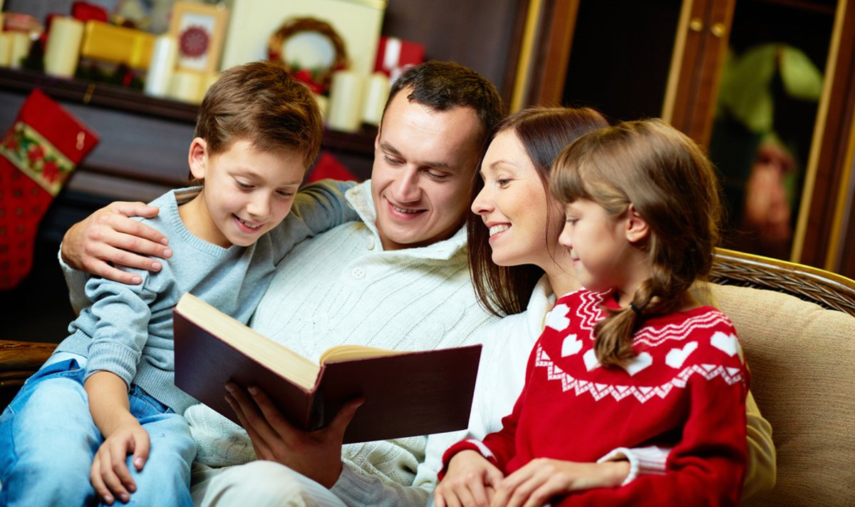 Šeima skaito knygą