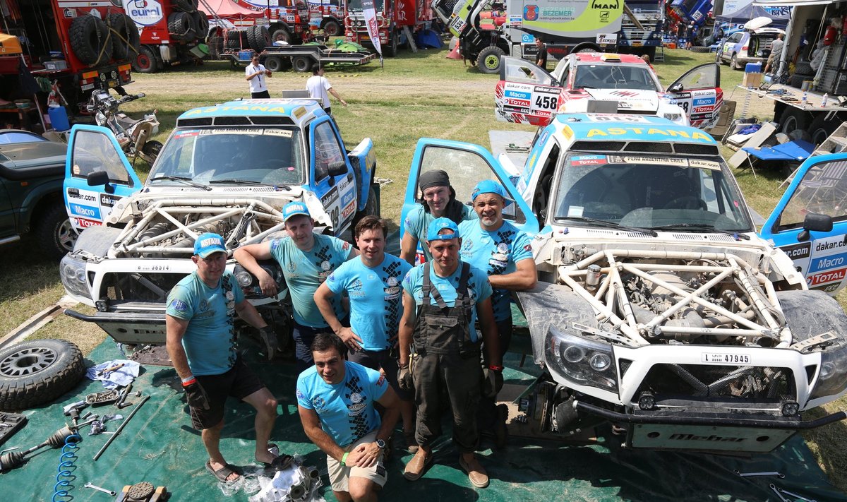 A. Juknevičius su “Astana Racing“ mechanikų komanda