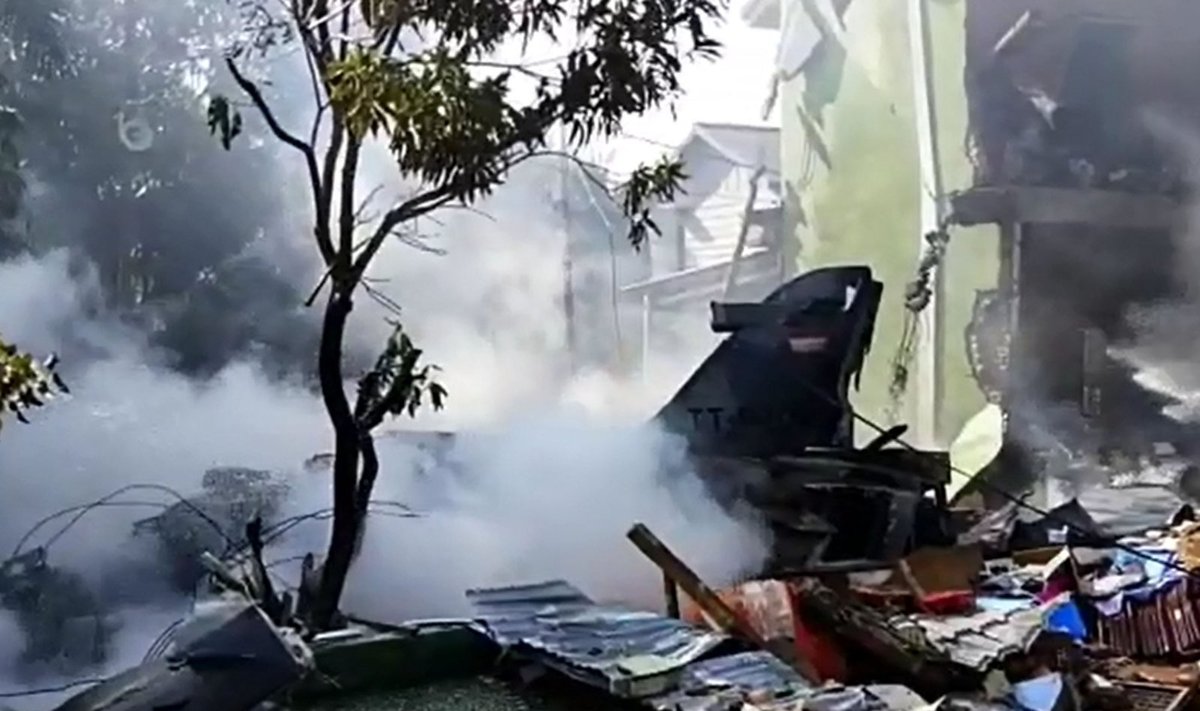 Indonezijos naikintuvas sudužo gyvenamajame rajone