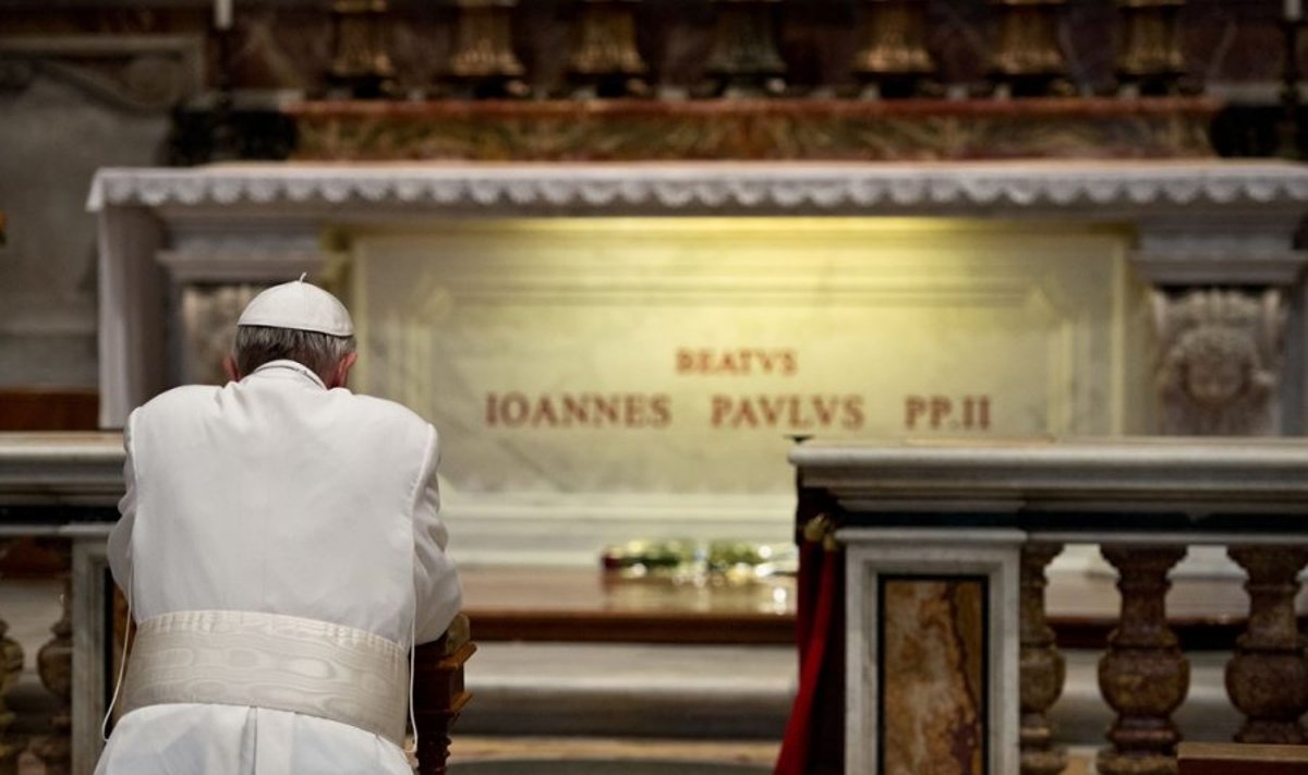 Popiežius Pranciškus aplankė Jono Pauliaus II kapą