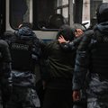 „Amnesty International“ kritikuoja Rusiją dėl susidorojimo su žiniasklaida, mėginančia nušviesti antikarinius protestus