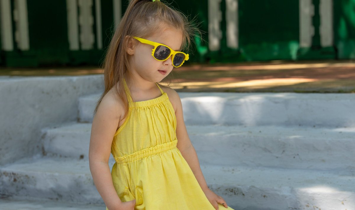 Mergaitė su saulės akiniais