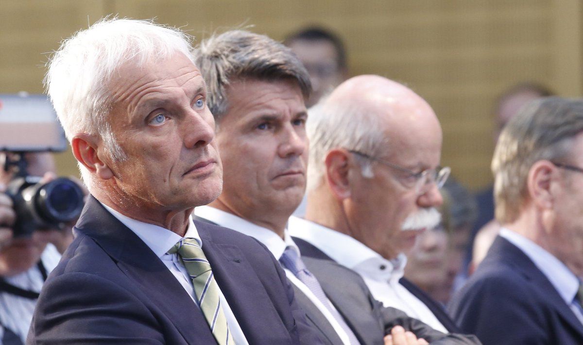 "Volkswagen AG" vadovas Matthiasas Muelleris, "BMW AG" vadovas Haraldas Kruegeris ir "Daimler AG" vadovas Dieteris Zetsche