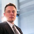 Muskas pardavė beveik milijoną „Tesla“ akcijų