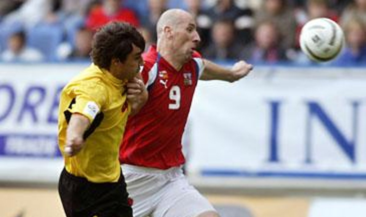 Čekijos futbolo rinktinės puolėjas Janas Kolleris (d) kovoja su Makedonijos futbolininku
