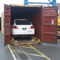 Klaipėdos uoste sulaikyti tariamai į Afganistaną gabenti naujutėliai prabangūs automobiliai