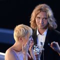 M. Cyrus į MTV apdovanojimų ceremoniją atlydėjusio jaunuolio ieško policija