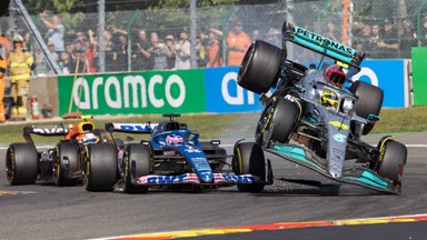 „Red Bull“ tolsta: Hamiltono „Mercedes“ kilo į orą, „Ferrari“ vėl apsižioplino