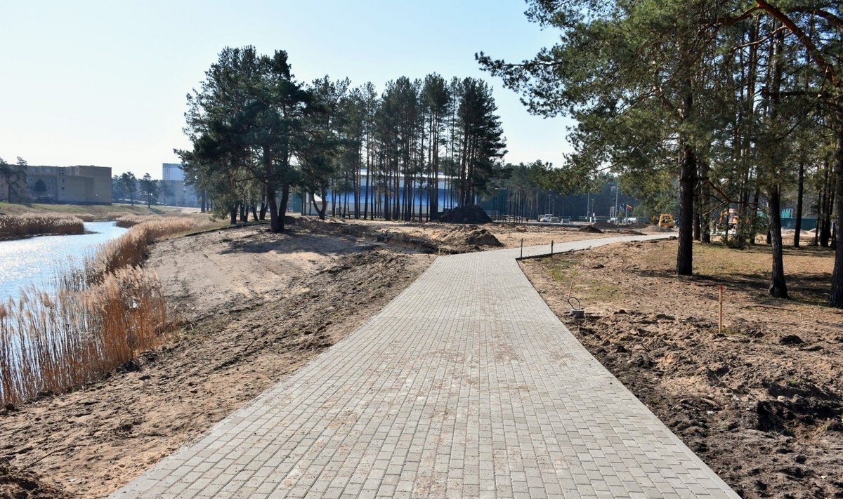 Teritorijos prie Karloniškės ežero tvarkymo darbai // Varėnos r. sav. nuotr.
