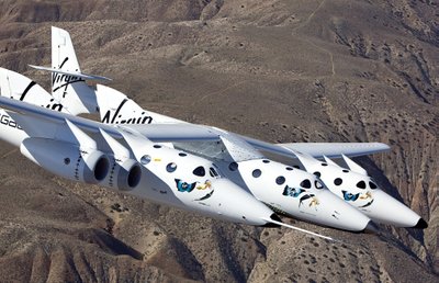 Erdvėlaivis "Virgin Galactic", pritvirtintas prie lėktuvo nešėjo "White Knight Two"