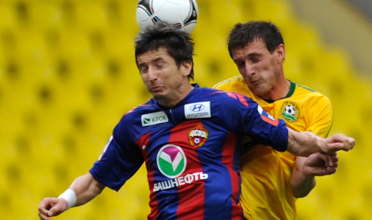 Jevgenijus Aldoninas (CSKA, kairėje) kovoja su Artiomu Fidleriu ("Kuban") 