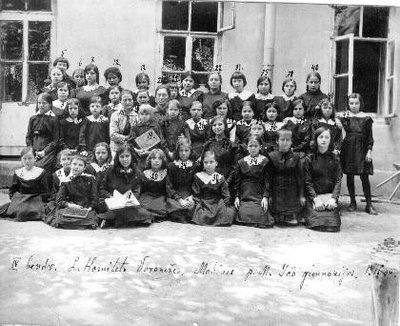 M. Yčo mergaičių gimnazijos Voroneže mokinės prie bendrabučio. Voronežas, 1917 m.