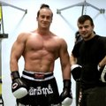 Neeilinė dvikova: garsus kultūristas – prieš 50 kg lengvesnį MMA atstovą