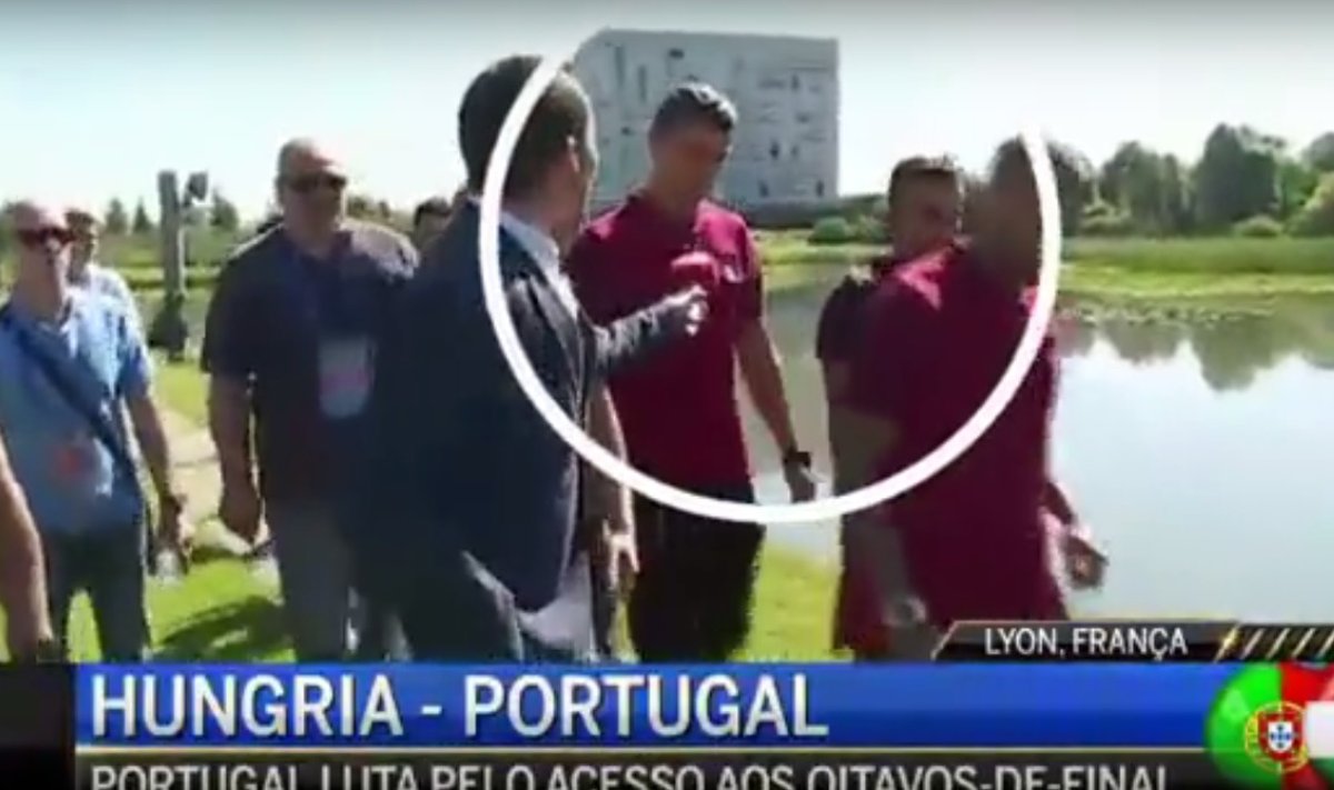 Cristiano Ronaldo išmeta žurnalisto mikrofoną