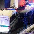Aiškėja aplinkybės dėl „Bolt“ siautėjimo Vilniuje – taranuodamas policijos automobilį pavežėjas asfaltu vilko du pareigūnus